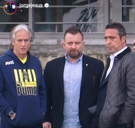 Ko nel derby superato: Jorge Jesus in campo al fianco del presidente del Fenerbahce- immagine 2