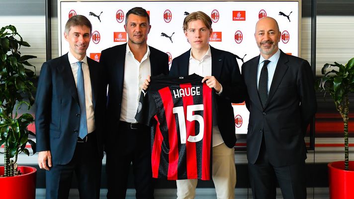 Hauge con Massara, Maldini e Gazidis (credits: acmilan.com) 