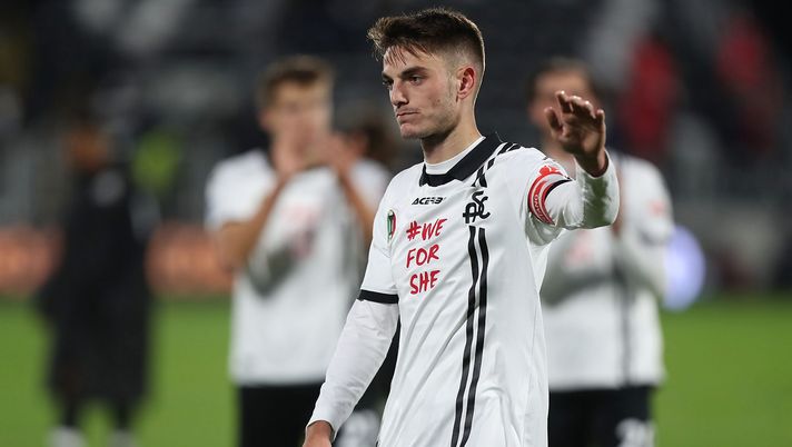 LA SPEZIA, ITALY - NOVEMBER 28: Giulio Maggiore of Spezia Calcio shows his dejection during the Serie A match between Spezia Calcio and Bologna FC at Stadio Alberto Picco on November 28, 2021 in La Spezia, Italy. (Photo by Gabriele Maltinti/Getty Images) Maggiore piace, ma Fiorentina immobile. Spuntano tante concorrenti - immagine 1