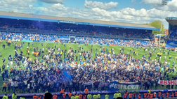 Invasione di fine stagione a Birmingham: striscioni di protesta contro la proprietà