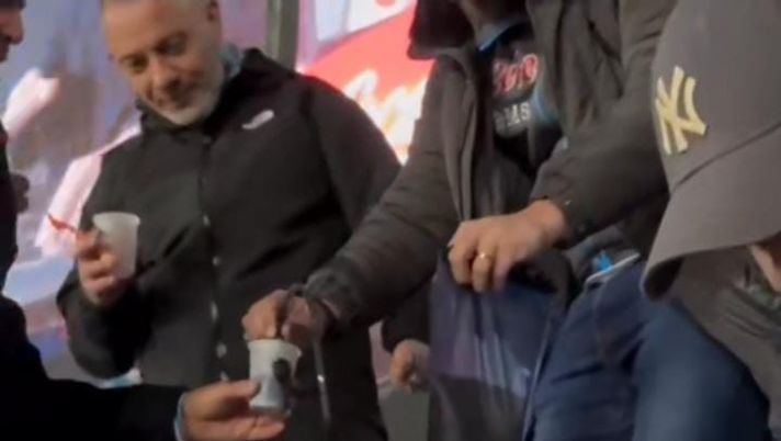VIDEO Tifosi del Napoli al Maradona con sciarpe, bandiere e… vino! - immagine 1