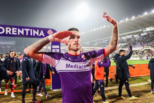 GERMOGLI PH: 20 NOVEMBRE 2021 FIRENZE STADIO ARTEMIO FRANCHI SERIE A FIORENTINA VS MILAN NELLA FOTO BIRAGHI SALUTO GERMOGLI PH: 20 NOVEMBRE 2021 FIRENZE STADIO ARTEMIO FRANCHI SERIE A FIORENTINA VS MILAN NELLA FOTO BIRAGHI SALUTO