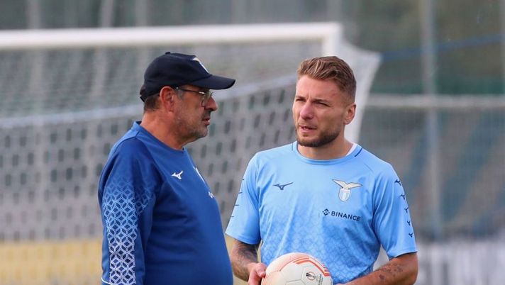 ROME, ITALY - NOVEMBER 02: Ciro Immobile of SS Lazio speaks with his head coach Maurizio Sarri looks on during the SS Lazio training session at Formello sport centre on November 2, 2022 in Rome, Italy. (Photo by Paolo Bruno/Getty Images) Lazio, Basic febbricitante e Immobile non si allena: le novità dalla seduta di oggi - immagine 1