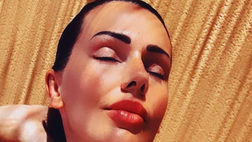 Tintarella sexy per Erjona Sulejmani. L’ex lady Dzemaili incanta col suo décolleté