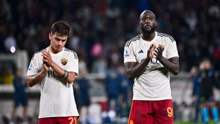 TURIN, ITALY - SEPTEMBER 24: (L-R) Paulo Dybala of AS Roma and Romelu Lukaku of AS Roma reacts after the score of the match 1-1 during the Serie A TIM match between Torino FC and AS Roma at Stadio Olimpico di Torino on September 24, 2023 in Turin, Italy. (Photo by Stefano Guidi/Getty Images) Dal Bologna all’Udinese, dal Frosinone alla Roma: tutti i rigoristi e le novità - immagine 1