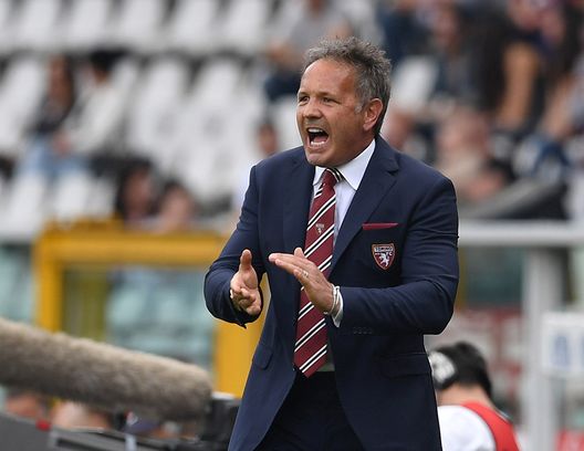  TURIN, ITALY - APRIL 15: FC Torino head coach Sinisa Mihajlovic shouts to his players during the Serie A match between FC Torino and FC Crotone at Stadio Olimpico di Torino on April 15, 2017 in Turin, Italy. (Photo by Valerio Pennicino/Getty Images) 