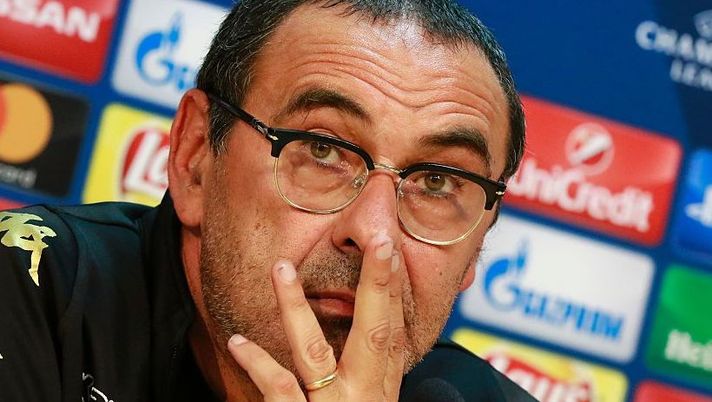 Napoli's Italian coach Maurizo Sarri attends a press conference on the eve of the UEFA Champions League football match SSC Napoli vs SL Benfica on September 27, 2016 at the SSC Napoli headquarters. / AFP / CARLO HERMANN (Photo credit should read CARLO HERMANN/AFP/Getty Images) Sarri: “Ho deciso, Maksimovic titolare! Ecco il mio turnover”. E occhio a Mertens… - immagine 1