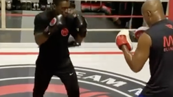 Seedorf, la prima lezione di boxe è da applausi (video)