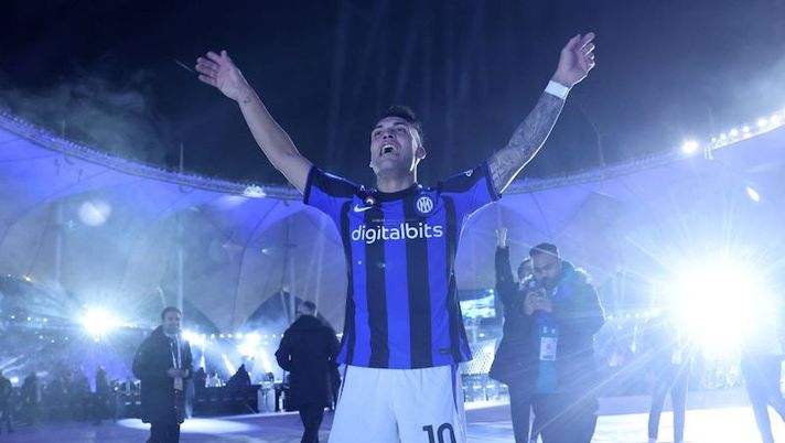 Inter Milan's Argentinian forward Lautaro Martinez celebrates with the fans after winning the Italian SuperCup football match between AC Milan and Inter Milan, at the King Fahd International Stadium in Riyadh on January 18, 2023. (Photo by Giuseppe CACACE / AFP) (Photo by GIUSEPPE CACACE/AFP via Getty Images) Ag. Lautaro: “Inter squadra del suo cuore, vuole vincere tutto. Crede nello scudetto” - immagine 1