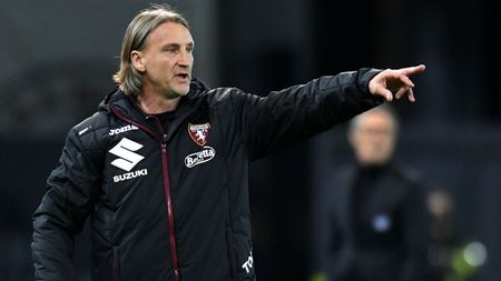 UDINE, ITALY - APRIL 10: Davide Nicola, Head Coach of Torino F.C. gives their team instructions  during the Serie A match between Udinese Calcio  and Torino FC at Dacia Arena on April 10, 2021 in Udine, Italy. Sporting stadiums around Italy remain under strict restrictions due to the Coronavirus Pandemic as Government social distancing laws prohibit fans inside venues resulting in games being played behind closed doors.  (Photo by Alessandro Sabattini/Getty Images)