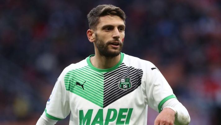 MILAN, ITALY - NOVEMBER 28: Domenico Berardi of US Sassuolo looks on during the Serie A match between AC Milan and US Sassuolo at Stadio Giuseppe Meazza on November 28, 2021 in Milan, Italy. (Photo by Marco Luzzani/Getty Images) BREAKING – Dionisi: “Novità per Berardi: ecco come sta e cosa filtra in vista dell’Atalanta” - immagine 1