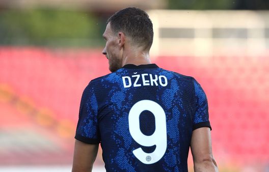 MONZA, ITALY - AUGUST 14: Edin Dzeko of FC Internazionale looks on during the pre-season friendly match between FC Internazionale and Futbol'nyj Klub Dynamo Kyïv at U-Power Stadium on August 14, 2021 in Monza, Italy. (Photo by Marco Luzzani/Getty Images ) Consigli Fantacalcio, 5 attaccanti per la 4a giornata: chance a Raspadori e Dybala! Occhio a Destro- immagine 5