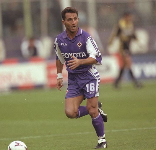 20 Nov 1999: Angelo Di Livio of Fiorentina in action during the Serie A match against Perugia at the Stadio Franchi, Florence, Italy. Mandatory Credit: Claudio Villa /Allsport ACF, auguri social a un ex centrocampista- immagine 2