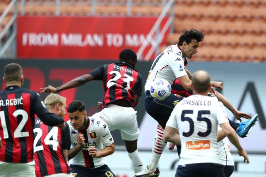 Sembrava un gol di Mandzukic ma in realtà è stato il numero 9 del Genoa, Gianluca Scamacca, a regalare al Milan il 2-1 Sembrava un gol di Mandzukic ma in realtà è stato il numero 9 del Genoa, Gianluca Scamacca, a regalare al Milan il 2-1