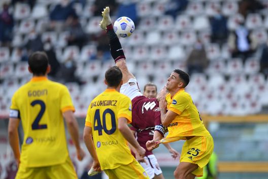 TURIN, ITALY - OCTOBER 18: Andrea Belotti (L) of Torino FC is challenged by Gabriele Zappa of Cagliari Calcio during the Serie A match between Torino FC and Cagliari Calcio at Stadio Olimpico di Torino on October 18, 2020 in Turin, Italy. (Photo by Valerio Pennicino/Getty Images) TURIN, ITALY - OCTOBER 18: Andrea Belotti (L) of Torino FC is challenged by Gabriele Zappa of Cagliari Calcio during the Serie A match between Torino FC and Cagliari Calcio at Stadio Olimpico di Torino on October 18, 2020 in Turin, Italy. (Photo by Valerio Pennicino/Getty Images)
