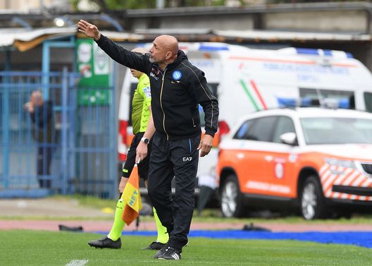 EMPOLI, ITALY - APRIL 24: Luciano Spalletti of Napoli gestures during the Serie A match between Empoli FC and SSC Napoli at Stadio Carlo Castellani on April 24, 2022 in Empoli, Italy. (Photo by SSC NAPOLI/SSC NAPOLI via Getty Images) Spalletti, striscione e vita in albergo? Le risposte del tecnico sono uno show- immagine 2