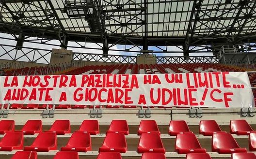 Lo striscione che appare anche sul profilo Facebook del Triestina Fans Club Bar Capriccio 