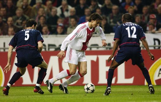 AMSTERDAM - FEBRUARY 26: Zlatan Ibrahimovic of Ajax takes on Martin Keown and Lauren of Arsenal during the UEFA Champions League Second Phase Group B match held on February 26, 2003 at The Amsterdam ArenA, in Amsterdam, Holland. The match ended in a 0-0 draw. (Photo by Jamie McDonald/Getty Images) Lucca e il grande salto: sulle orme di Ibrahimovic, con tante aspettative- immagine 2