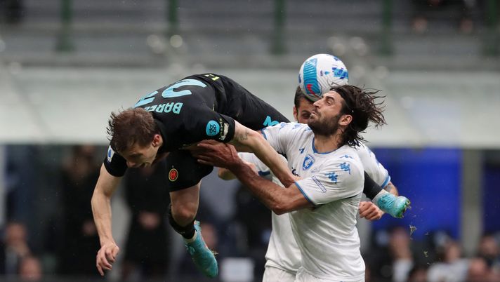 MILAN, ITALY - MAY 06: Nicolo Barella of FC Internazionale clashes with Sebastiano Luperto of Empoli FC during the Serie A match between FC Internazionale and Empoli FC at Stadio Giuseppe Meazza on May 06, 2022 in Milan, Italy. (Photo by Emilio Andreoli - Inter/Inter via Getty Images)