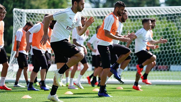 Hakan Calhanoglu, Mateo Musacchio ed i giocatori del Milan in allenamento a Milanello (credits: acmilan.com) 