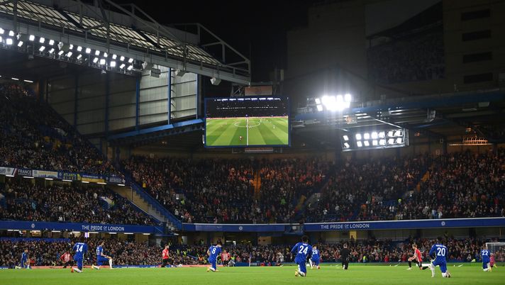 LONDON, ENGLAND - OCTOBER 26: A general view inside the stadium as players from both side's take a knee in support of the Black Lives Matter movement prior to the Carabao Cup Round of 16 match between Chelsea and Southampton at Stamford Bridge on October 26, 2021 in London, England. (Photo by Justin Setterfield/Getty Images) LONDON, ENGLAND - OCTOBER 26: A general view inside the stadium as players from both side's take a knee in support of the Black Lives Matter movement prior to the Carabao Cup Round of 16 match between Chelsea and Southampton at Stamford Bridge on October 26, 2021 in London, England. (Photo by Justin Setterfield/Getty Images)