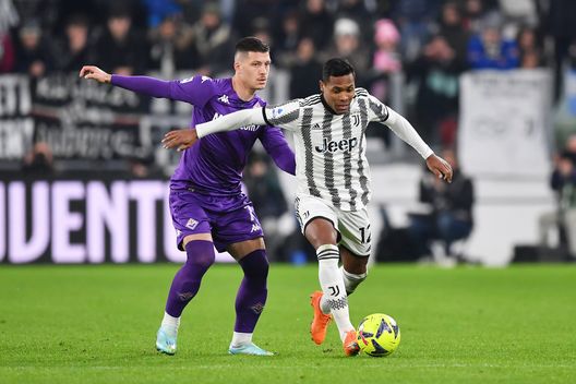 TURIN, ITALY - FEBRUARY 12: Alex Sandro of Juventus is put under pressure by Luka Jovic of ACF Fiorentina during the Serie A match between Juventus and ACF Fiorentina at on February 12, 2023 in Turin, Italy. (Photo by Valerio Pennicino/Getty Images) La Fiorentina versione “spuntata”. Sei attaccanti, ma solo due tiri in porta- immagine 2