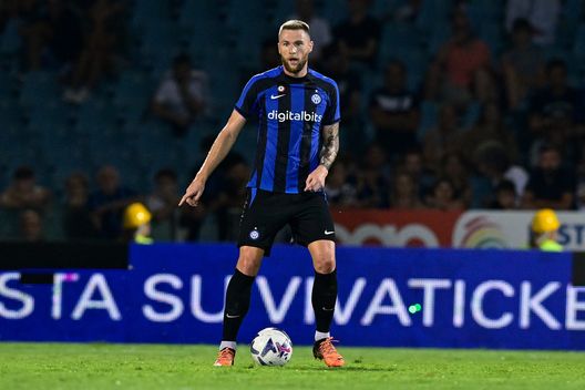 CESENA, ITALY - JULY 30: Milan Skriniar of FC Internazionale in action during the Pre-season Friendly match between FC Internazionale and Olympique Lyonnaise at Dino Manuzzi Stadium on July 30, 2022 in Cesena, Italy. (Photo by Mattia Ozbot - Inter/Inter via Getty Images) Inter, i tifosi scelgono: sì a Skriniar. Milenkovic sempre più lontano- immagine 2