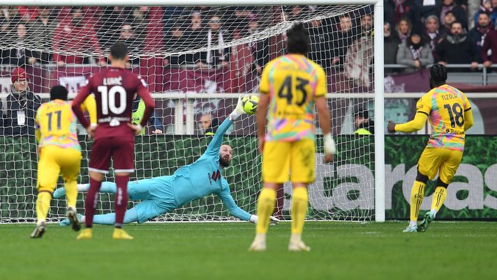 TURIN, ITALY - JANUARY 15: M'Bala Nzola of Spezia Calcio scores the team's first goal past Vanja Milinkovic-Savic of Torino FC from the penalty spot during the Serie A match between Torino FC and Spezia Calcio at Stadio Olimpico di Torino on January 15, 2023 in Turin, Italy. (Photo by Valerio Pennicino/Getty Images) Torino-Spezia 0-1: Nzola su rigore, granata in svantaggio al 45′ - immagine 1