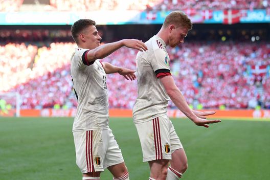 COPENHAGEN, DENMARK - JUNE 17: Kevin De Bruyne of Belgium celebrates with Thorgan Hazard after scoring their side's second goal during the UEFA Euro 2020 Championship Group B match between Denmark and Belgium at Parken Stadium on June 17, 2021 in Copenhagen, Denmark. (Photo by Stuart Franklin/Getty Images) COPENHAGEN, DENMARK - JUNE 17: Kevin De Bruyne of Belgium celebrates with Thorgan Hazard after scoring their side's second goal during the UEFA Euro 2020 Championship Group B match between Denmark and Belgium at Parken Stadium on June 17, 2021 in Copenhagen, Denmark. (Photo by Stuart Franklin/Getty Images)