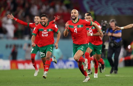 AL RAYYAN, QATAR - DECEMBER 06: Sofyan Amrabat and Yahya Attiat-Allah of Morocco celebrates after the team's victory in the penalty shoot out during the FIFA World Cup Qatar 2022 Round of 16 match between Morocco and Spain at Education City Stadium on December 06, 2022 in Al Rayyan, Qatar. (Photo by Julian Finney/Getty Images) La partita di Amrabat: l’uomo ovunque che gioca come Casemiro- immagine 2