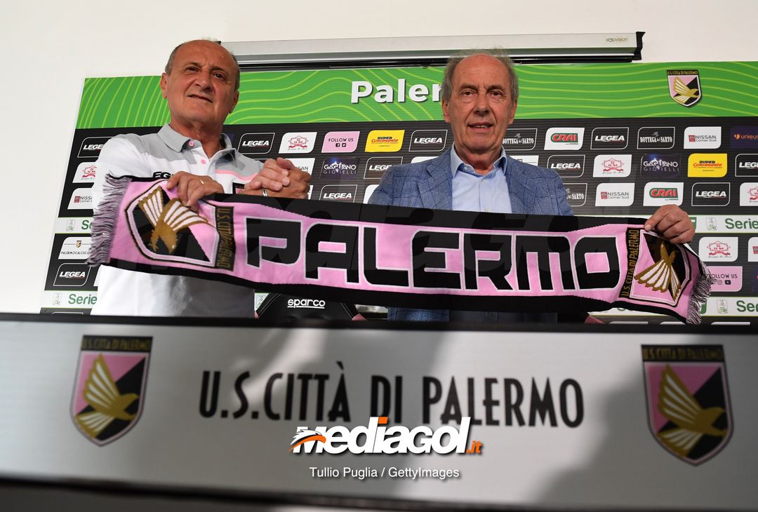  PALERMO, ITALY - APRIL 24: Delio Rossi (L) pose with President Rino Foschi during his presentation ad new Head Coach of US Citta' di Palermo at Tenente Carmelo Onorato Sports Center on April 24, 2019 in Palermo, Italy. (Photo by Tullio M. Puglia/Getty Images) 