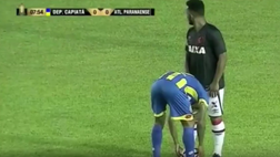 VIDEO / Ecco la furbata del secolo: sistema il pallone all’avversario ma…