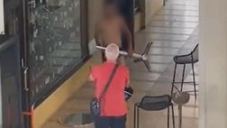 Aldo Serena placa un uomo che stava sfasciando la vetrina | VIDEO