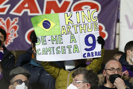 FLORENCE, ITALY - FEBRUARY 05: Fans of Arthur Mendonça Cabral new player of ACF Fiorentina during the Serie A match between ACF Fiorentina and SS Lazio at Stadio Artemio Franchi on February 5, 2022 in Florence, Italy. (Photo by Gabriele Maltinti/Getty Images) FLORENCE, ITALY - FEBRUARY 05: Fans of Arthur Mendonça Cabral new player of ACF Fiorentina during the Serie A match between ACF Fiorentina and SS Lazio at Stadio Artemio Franchi on February 5, 2022 in Florence, Italy. (Photo by Gabriele Maltinti/Getty Images)