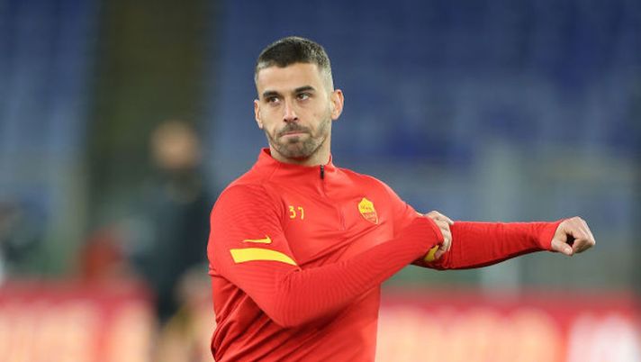 ROME, ITALY - MARCH 21: Leonardo Spinazzola of Roma warms up prior to the Serie A match between AS Roma and SSC Napoli at Stadio Olimpico on March 21, 2021 in Rome, Italy. Sporting stadiums around Italy remain under strict restrictions due to the Coronavirus Pandemic as Government social distancing laws prohibit fans inside venues resulting in games being played behind closed doors. (Photo by Paolo Bruno/Getty Images) Quando torna Spinazzola? Sky: “Niente via libera per le partitelle, cosa filtra sui tempi” - immagine 1