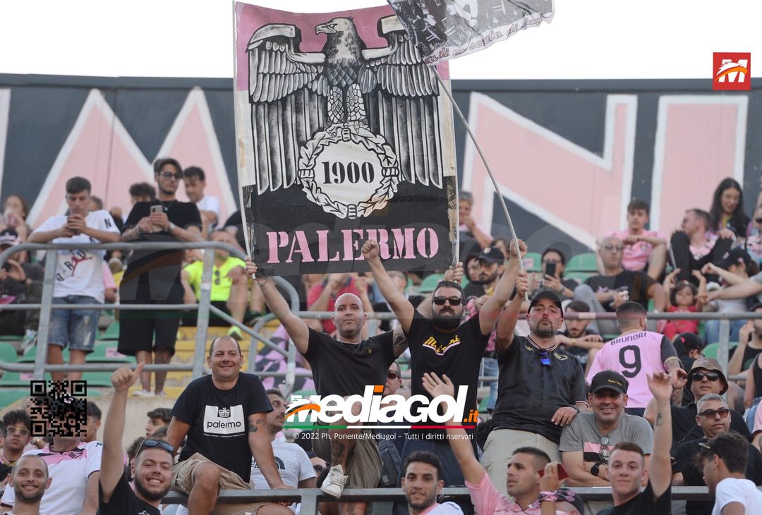 Fototifo, facce da Serie B. I tifosi allo stadio per Palermo-Padova 1-0 - immagine 48