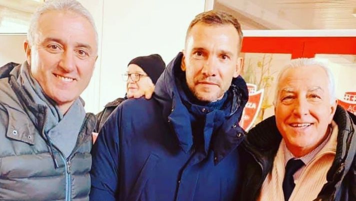 Lo storico bomber monzese Paolo Monelli al fianco di Andriy Shevchenko per il derby nella foto scattata da Stefano Peduzzi Lo storico bomber monzese Paolo Monelli al fianco di Andriy Shevchenko per il derby nella foto scattata da Stefano Peduzzi