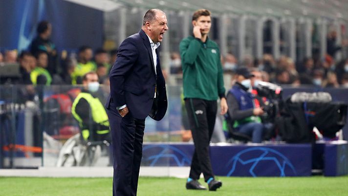 MILAN, ITALY - OCTOBER 19: Yuriy Vernydub, Head Coach of FC Sheriff Tiraspol gestures during the UEFA Champions League group D match between FC Internazionale and FC Sheriff at Giuseppe Meazza Stadium on October 19, 2021 in Milan, Italy. (Photo by Marco Luzzani/Getty Images) Tra guerra e pallone: l’allenatore dello Sheriff Tiraspol si è unito all’esercito ucraino - immagine 1