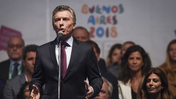 BUENOS AIRES, ARGENTINA - OCTOBER 06: Mauricio Macri president of Argentina speaks during the opening ceremony of the Buenos Aires 2018 Youth Olympic Games at Obelisco monument on October 06, 2018 in Buenos Aires, Argentina. (Photo by Marcelo Endelli/Getty Images) Argentina, l’ex presidente Macri: “Messi è il migliore di sempre. Su Maradona…” - immagine 1