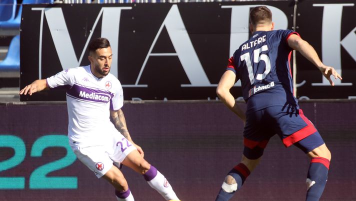 CAGLIARI, ITALY - JANUARY 23: Nicolas Gonzalez of Fiorntina in action during the Serie A match between Cagliari Calcio and ACF Fiorentina at the Unipol Domus on January 23, 2022 in Cagliari, Italy. (Photo by Enrico Locci/Getty Images) Radio Bruno: differenziato per Nico Gonzalez. Verso il forfait con la Lazio? - immagine 1
