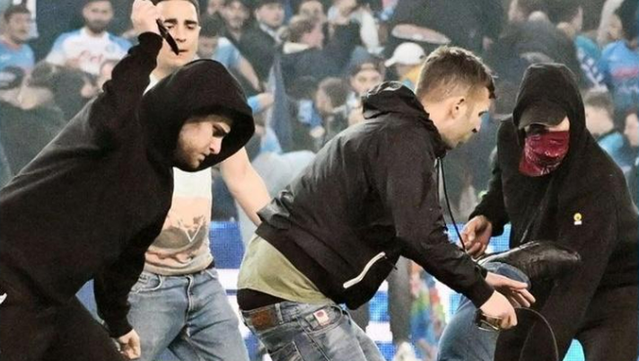 VIDEO Tifosi del Napoli colpiti da cinghie e bastoni dagli Ultrà dell’Udinese - immagine 1