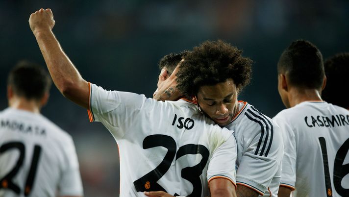 MADRID, SPAIN - AUGUST 18: Francisco Roman Alarcon alias Isco of Real Madrid CF celebrates scoring their second goal with teammate Marcelo during the La Liga match between Real Madrid CF and Real Betis Balompie at Estadio Santiago Bernabeu on August 18, 2013 in Madrid, Spain. (Photo by Gonzalo Arroyo Moreno/Getty Images) Il declino di Isco, rescinde con il Siviglia e nessuno lo cerca… - immagine 1