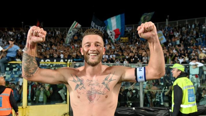 BERGAMO, ITALY - OCTOBER 23: Sergej Milinkovic Savic celebrates a victory after the Serie A match between Atalanta BC and SS Lazio at Gewiss Stadium on October 23, 2022 in Bergamo, Italy. (Photo by Marco Rosi - SS Lazio/Getty Images) Milinkovic: “Senza Immobile mi spingo più avanti, Ciro ci ha scritto che…” - immagine 1