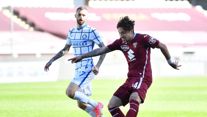TURIN, ITALY - MARCH 14: Simone Verdi of Torino FC shoots during the Serie A match between Torino FC and FC Internazionale at Stadio Olimpico di Torino on March 14, 2021 in Turin, Italy. Sporting stadiums around Italy remain under strict restrictions due to the Coronavirus Pandemic as Government social distancing laws prohibit fans inside venues resulting in games being played behind closed doors. (Photo by Valerio Pennicino/Getty Images) TURIN, ITALY - MARCH 14: Simone Verdi of Torino FC shoots during the Serie A match between Torino FC and FC Internazionale at Stadio Olimpico di Torino on March 14, 2021 in Turin, Italy. Sporting stadiums around Italy remain under strict restrictions due to the Coronavirus Pandemic as Government social distancing laws prohibit fans inside venues resulting in games being played behind closed doors. (Photo by Valerio Pennicino/Getty Images)