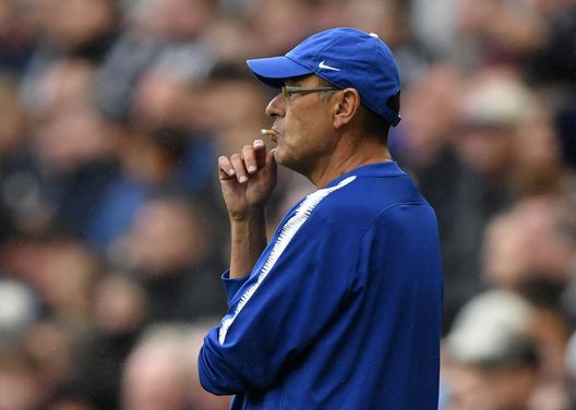 NEWCASTLE UPON TYNE, ENGLAND - AUGUST 26: Maurizio Sarri, Manager of Chelsea smokes a cigarette as he looks on during the Premier League match between Newcastle United and Chelsea FC at St. James Park on August 26, 2018 in Newcastle upon Tyne, United Kingdom. (Photo by Stu Forster/Getty Images) Lo strano “furto” del Malmö al Chelsea: quando ai blues rubarono i palloni - immagine 1