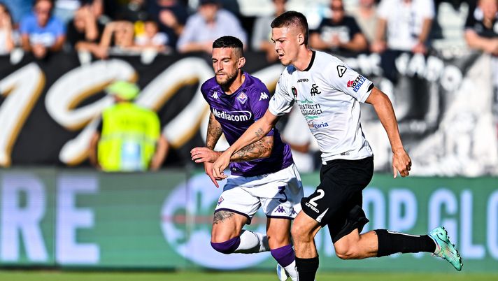 LA SPEZIA, ITALY - OCTOBER 30: Cristiano Biraghi of Fiorentina (L) and Emil Holm of Spezia vie for the ball during the Serie A match between Spezia Calcio and ACF Fiorentina at Stadio Alberto Picco on October 30, 2022 in La Spezia, Italy. (Photo by Simone Arveda/Getty Images) Non solo Cittadini, c’è anche un giovane dello Spezia per la difesa - immagine 1
