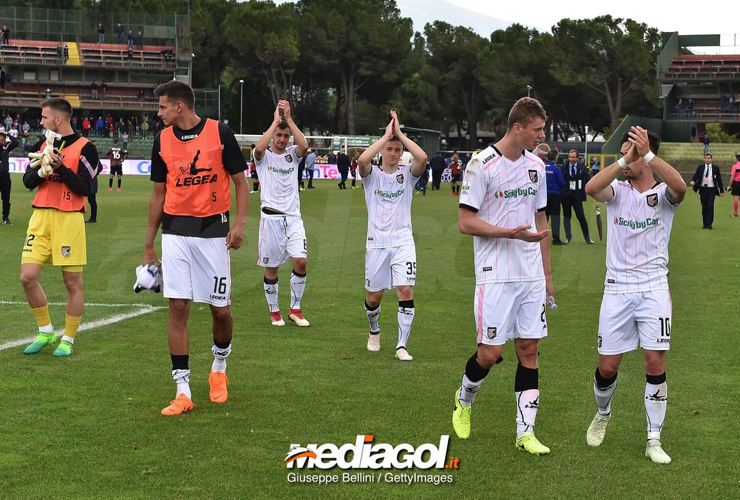  TERNI, ITALY - MAY 05:  Players of US Città di Palermo celebrate the victory after the serie B match between Ternana Calcio and US Citta di Palermo at Stadio Libero Liberati on May 5, 2018 in Terni, Italy.  (Photo by Giuseppe Bellini/Getty Images) 