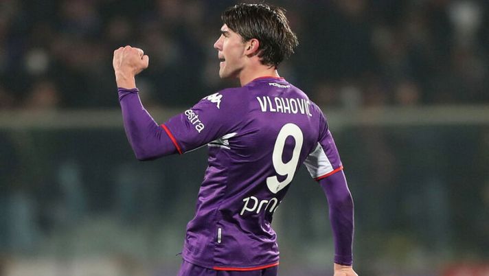 FLORENCE, ITALY - NOVEMBER 20: Dusan Vlahovic of ACF Fiorentina celebrates after scoring a goal during the Serie A match between ACF Fiorentina and AC Milan at Stadio Artemio Franchi on November 20, 2021 in Florence, Italy. (Photo by Gabriele Maltinti/Getty Images) Di Marzio: “Vlahovic chiamato a decidere: da capire se adesso Dusan vorrà…” - immagine 1