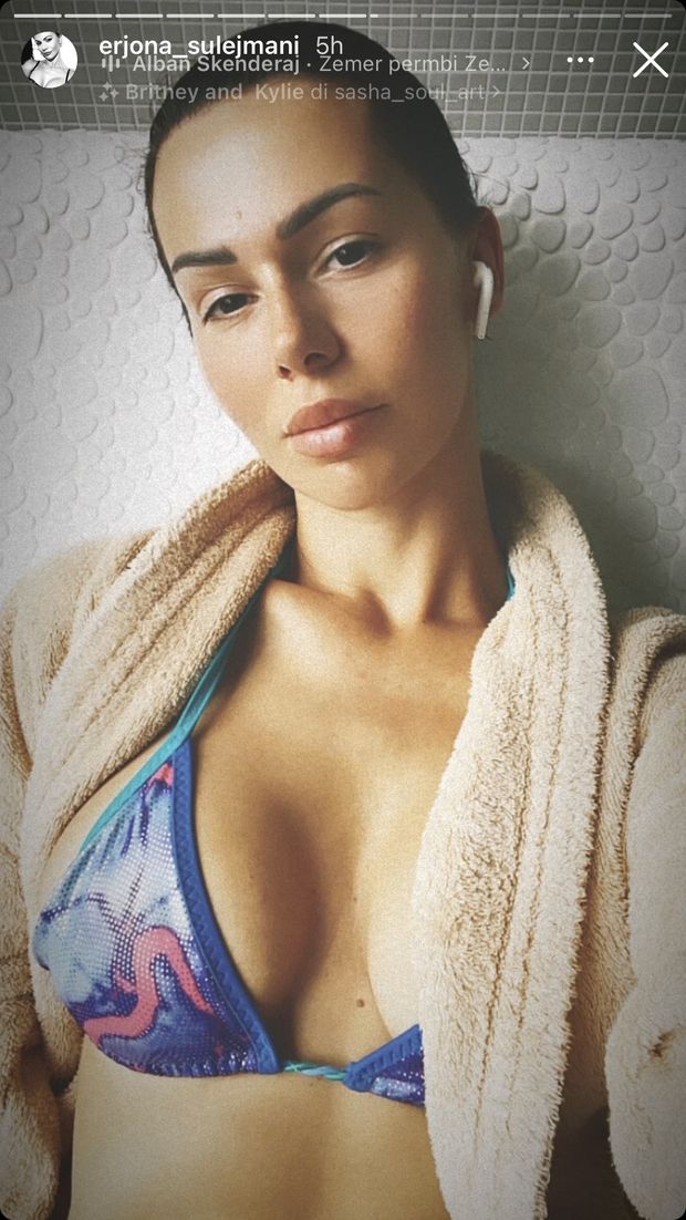 Erjona, lo sguardo sensuale cattura il web. Décolleté da sogno per la Sulejmani- immagine 2