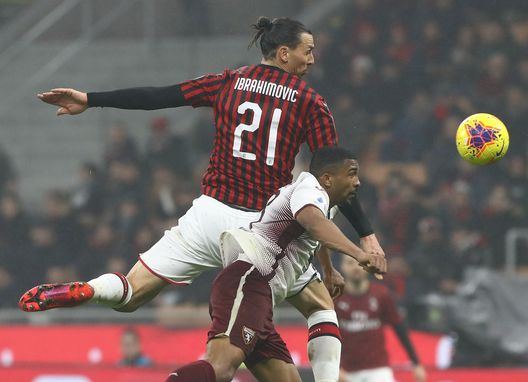  MILAN, ITALY - FEBRUARY 17: Zlatan Ibrahimovic of AC Milan jumps for the ball with Gleison Bremer of Torino FC during the Serie A match between AC Milan and Torino FC at Stadio Giuseppe Meazza on February 17, 2020 in Milan, Italy. (Photo by Marco Luzzani/Getty Images) 